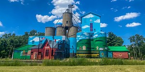 Illinois artist completes mural in Edwardsburg