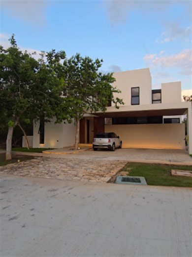 Casa con una distribución elegante #RecorridoDeCasa #CasasDeLujo #ArquitecturaResidencial #Mérida Ve a ver el video completo AQUÍ: https://youtu.be/tuqoN9lQxYQ