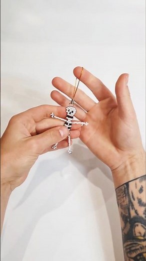 Beaded Skeleton Keychain Tutorial #diy #beads #skeleton #keychain #ideas #tutorial #halloween
