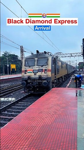Howrah-Dhanbad Black Diamond Express at the Station: Train Arrival and Announcements 📣🇮🇳
