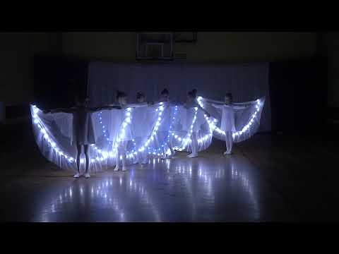 Taniec „Skrzydła aniołów" w wykonaniu uczennic klasy 3a
