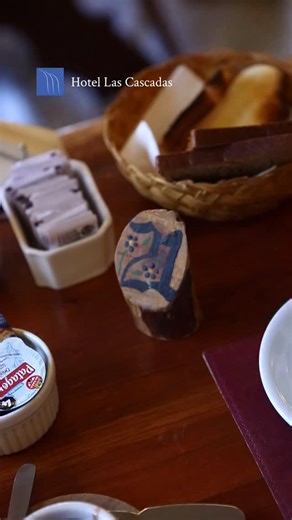 Mañanas que empiezan lento, con café humeante, jugo fresco y una tostada que se unta sin ninguna prisa. En Hotel Las Cascadas, cada desayuno es una pausa real: un momento para disfrutar la luz de la montaña y recargar energía antes de salir a descubrir La Cumbrecita. Despertá en calma. Despertá en la montaña. #HotelLasCascadas #LaCumbrecita #DesayunoCasero #BuffetDeMontaña #TurismoCórdoba #EscapadaALaMontaña #SierrasDeCórdoba #TurismoArgentina #ViajaArgentina #PazDeLaMontaña #NaturalezaViva #Rin