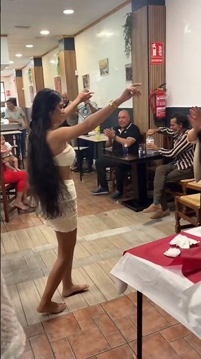 GITANA GUAPA BAILANDO RUMBA DESCALZA ESPECTACULAR CON ALEGRIA Y DUENDE ✨💃💙❤️💚 #gypsy #rumba #dance