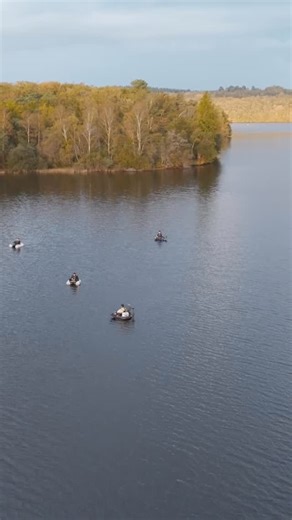 Envie d’une aventure qui déconnecte (vraiment) des écrans ?🎣💥 Cet automne, monte à bord pour les stages de pêche carnassiers 2025 en bateau 🚤 et en float-tube 🛶 ! 👉 Trois sessions t’attendent pendant les vacances de la Toussaint : 🗓️ 21/22 oct — 23/24 oct — 30/31 oct Encadré par @carmi24_fishing, @jeanfrancoislecomte et @karlcourgnaud, tu vas apprendre à pêcher ou te perfectionner, et surtout passer 2 jours de dingue en bass boat et en float-tube ⚠️ Les places partent vite, alors ne fais p