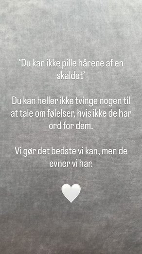 Vi kan blive så frustreret i kærligheden. Længes efter forbindelse. At mærke hinanden. Vi kan forklare, tigge og trygle, men vi kan ikke tvinge nogen til at give noget, de ikke har lært at give. Sjælens dør åbner udad, så det hjælper ikke noget at hamre på den. Ønsket om forandring skal komme indefra. Fra en længsel efter at have det på en anden måde. Vi kan kun skabe det vi mangler - allerhelst i samarbejde med den vi elsker. Når vi følges ad og øver og sammen. Får indsiger og tager ansvar. Så 