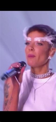 Halsey Live at Victoria's Secret Fashion Show