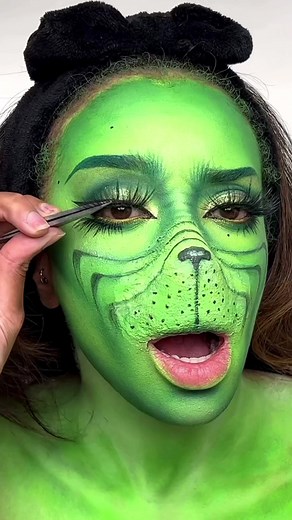 Dr. Leah Arlequin Transformation | The Grinch Makeup Tutorial
