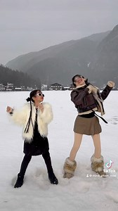 76K views · 601 reactions | Giữa trời tuyết rơi mà vẫn khum quên đu trend Jennie nha mọi người #woop #Minapham #travelgirl #mevacongai | Mina Phạm | Facebook