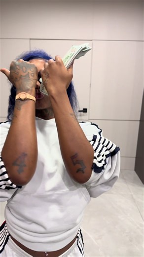 He wana hang with ah bad bih 💋💋 | travis barker soulja boy