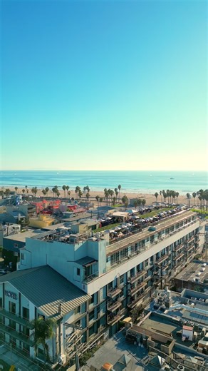 Catching all the Venice Beach vibes from the top 🌴☀️ Kassi Rooftop @kassiclub at Hotel Erwin @hotelerwin has the perfect view, ocean, basketball courts, and the skatepark all in one shot. 🌴🌊🏄🛹🛼🌅🏝️ Good food, amazing drinks, live DJ, and that golden hour glow 🌅🍸 @kassiclub @hotelerwin Kassi Rooftop Venice Beach 📍1697 Pacific Ave, Los Angeles, CA 90291 . . #losangeles #lossantos #gta #dtla #reelinstagram #california | Photobyfarad