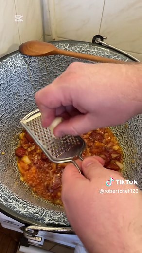 🔥 JÓKAI BABLEVES AHOGY ÉN CSINÁLOM 🔥 Ez nem a gyors változat… ez az igazi, csülkös, kolbászos, szaftos magyar Jókai bableves. Pont úgy, ahogy kell. 🇭🇺 Hozzávalók: - 1 füstölt csülök - 150 g kolozsvári szalonna - 150 g házi lángolt kolbász - 1 fej vöröshagyma - 3–4 gerezd fokhagyma - 1 szárzeller - 1 TV paprika - 1 paradicsom - 2 sárgarépa - 1 petrezselyemgyökér - kevés zeller - 2 babérlevél - 1 tk pirospaprika - ½ tk füstölt paprika - só, bors - csipet fűszerkömény - mangalica zsír - főtt ba