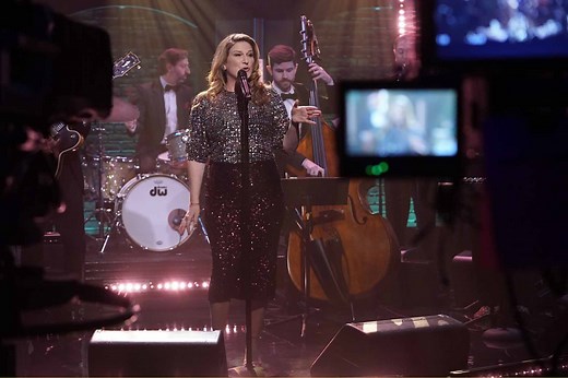 SNL Alum Ana Gasteyer Stuns Singing "Sugar & Booze" from Her Amazing Christmas Album