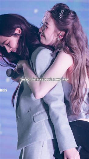 _Cuộc gặp gỡ ngòai ý muốn_P6.1 Từ sau buổi tối hôm đó, Orm không còn bắt gặp ánh mắt của LingLing nữa. Không còn những lần vô tình chạm mắt ở sảnh lớn. Không còn bóng dáng quen thuộc xuất hiện ở quán cà phê dưới tầng trệt. Không còn cảm giác có một người luôn lặng lẽ đứng ở một khoảng cách vừa đủ để nhìn cô. Mọi thứ quay về đúng vị trí vốn có của nó. Ít nhất, là bề ngoài. Orm vẫn đi làm mỗi ngày. Vẫn pha cà phê, vẫn mỉm cười với khách. Nhưng những khoảng trống nhỏ trong lòng cô lại ngày một rõ r