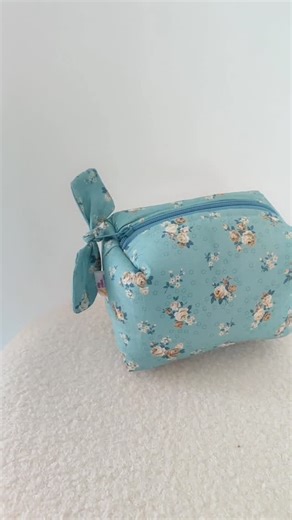 Rita Couveiro on Instagram: "Mini nécessaire. Feito com muito amor ❤️. #feitoàmão #costuracriativa #ritamaosdetesouras #necessaire #bolsas"