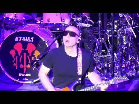 Guitar legend Joe Satriani rocks 'Sahara' live