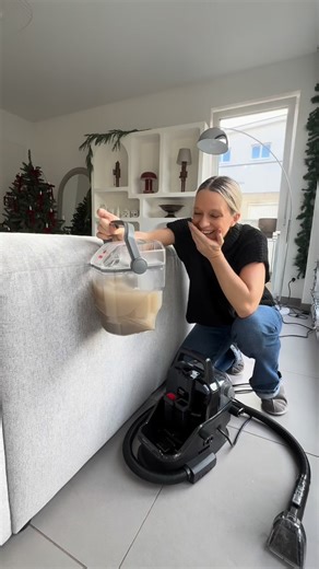 Cindy Bossinger |Haus |Garten |DIY |Lifestyle on Instagram: "Wie oft reinigt ihr eure Couch? Macht mit bei der Umfrage! Bin gespannt auf eure Antworten🤩 Kommt wir testen jetzt meinen neuen Nasssauger😁 #clean #nasssauger #polsterreinigung #dampfreiniger #testen #foryou #bissell #spotclean #hydroclean #cleanhome #couch #saubermachen"