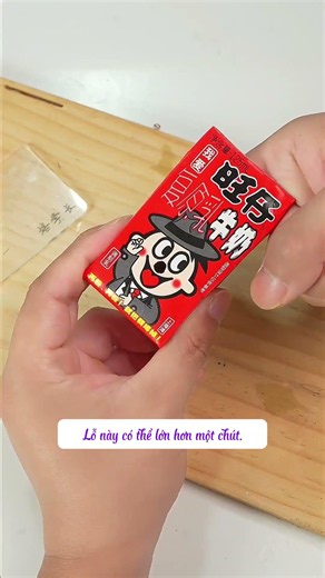 Làm một chú hề mũi nở to khi bóp từ hộp sữa và bóng bay