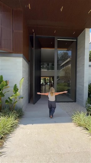 Monica Poplawski on Instagram: "Agora imagina essa casa quando estiver com toda a perfumaria e decoração! ♥️ Não vejo a hora!! E mais… aguardem a parte 2, a suíte master dessa casa é um tour!! Tamboré 2 com fundo para a área verde do condomínio! Valor: 38.000.000,00 #tambore #lazer #alphaville #bemvindosaoluxo #imoveis #casas #arquitetura #construcao"