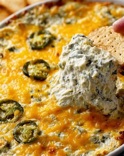 🧀🔥✨ Famous Mom’s Cheesy Green Chile Dip Creamy, Melty & Crowd-Legendary 💛 This is the dip everyone talks about—the one that has to show up at every potluck, family gathering, and game night. When it doesn’t, people notice. Creamy, cheesy, perfectly seasoned, and baked until golden and bubbly, this comforting classic disappears fast and always gets requested again. Ingredients • 16 oz (450 g) cream cheese, softened • 1 cup sour cream • 1½ cups shredded sharp cheddar cheese • 1 cup shredded Mon