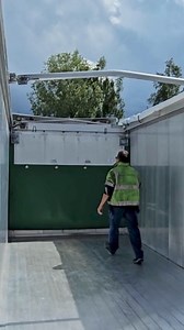 🔧✨ Say goodbye to manually pushing back the moving bulkhead to the front wall. Our innovative automatically returning moving bulkhead guarantees a complete and effortless unload every time. Boost efficiency, reduce labor, and get the job done faster! 🚚💨⁠ Contact us now for more information: https://www.stas.be/en-gb/contact | STAS Trailers