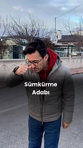33 reactions | Havalar soğudu, burun aktı  Sokakta burun silme...