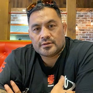 23K views · 674 reactions | @markhuntfighter let’s @nolimit_aus boxing know if they’ve got the cash he’s keen for a scrap with @paulgallen13  // #blokeinabar | The Locker Room | Facebook