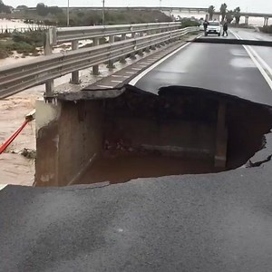 10K views · 74 reactions | Due voragini sulla strada statale 195 a seguito delle forti piogge che hanno colpito Capoterra, Cagliari, Italia 10 Ottobre Video: Romano7578 | NaturalMeteo | Facebook
