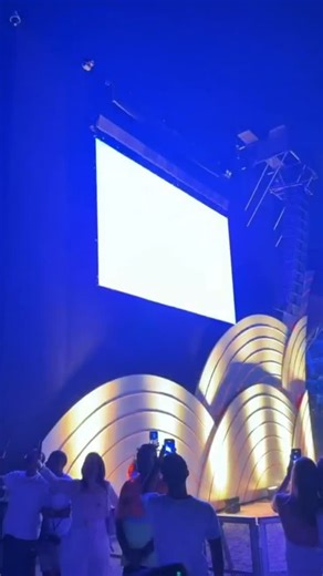 Copacabana, in Rio de Janeiro, Brazil, was full. The year turned. And among thousands of people, we chose to be where the Word needed to reach. We went to the streets, to conversations, to encounters that often go unseen — but God uses. Every story heard, every smile, every moment shared was a seed planted. Because it’s not about numbers. It’s about lives being touched when faith finds space to happen. 📲 If you also want to walk with the Word every day, download the Yohanna app and carry faith 