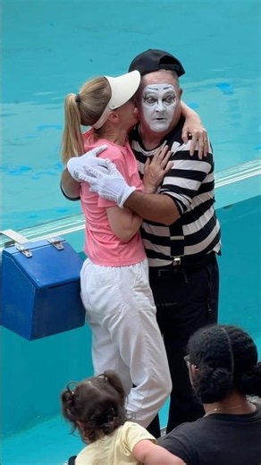 Falling in love 🥰 Tom mime Seaworld #seaworldmime #tomthemime #funny #comedy #funnyvideos