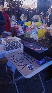 Danas se veliki broj građana odazvao na akciju “Tebra munze, Te treba” kako bi pružio podršku studentima u blokadi i srednjoškolcima Zemunske gimnazije. Zemunke i Zemunci, komšije, bake, deke, bivši i sadašnji učenici i zaposleni okupili su se u parku Jelovac i pokazali solidarnost! 📸 @radar_rs | Radarrs