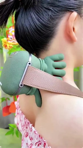 The Design Stuff on Instagram: "𝐏𝐫𝐨𝐝𝐮𝐜𝐭 𝐋𝐢𝐧𝐤 𝐢𝐧 𝐁𝐢𝐨 @thedesignstuff⁠ ⁠ Equipped with advanced 4D kneading technology, this Shiatsu neck and back massager mimics the precise motions of a human hand to deeply relax stiff muscles and ease tension in your neck and shoulders. The built-in soothing heat function features 2 adjustable heating levels, enhancing blood circulation and overall comfort during your massage session.⁠ ⁠ Designed for convenience, this cordless massager offers up