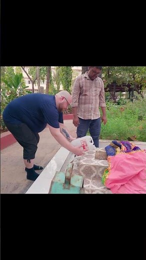 Paying respect at the muslim dargah