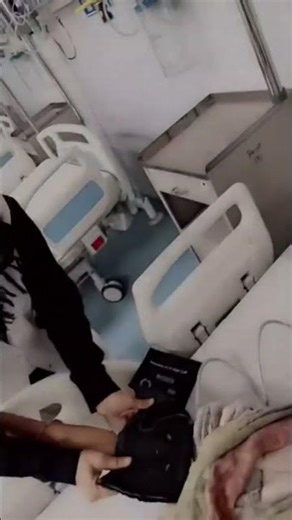 “ICU Monitor: Every beep tells a patient’s story 💓”“From ECG to SpO₂ — ICU monitoring done right”