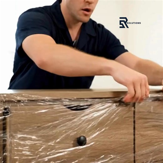 🛑 STOP! Before you even think about taping up that first box, read this. One of the biggest mistakes people make when moving is paying to transport clutter they don't even need. Save money, time, and stress with the ultimate pre-packing hack: The Four-Box Method. Go through each room and sort everything before you pack. As you can see in our guide: ➡️ KEEP: Only the items you truly need, use, and love. ➡️ DONATE: Give gently used items a new home and a new purpose. ➡️ RECYCLE: Responsibly dispo