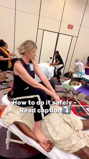 This technique gently decompresses the spine by using body weight and controlled contact. How to do it step-by-step: 1. Position yourself seated at the sacrum. Stay there for about a minute — allow the body to soften and accept your presence. No rush. 2. Slowly transition around the lumbar area without adding pressure to the lower back or the floating ribs. This part is sensitive and should never be forced. 3. Move into the mid-thoracic region (between the shoulder blades) and only here begin to