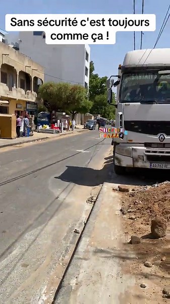 Au Sénégal, les travaux d’installation de poteaux électriques ou télécoms se multiplient dans plusieurs quartiers et villes. Malheureusement, ces interventions se font parfois dans des conditions d’insécurité préoccupantes. Les ouvriers travaillent souvent sans équipements de protection adéquats, les zones de travaux ne sont pas toujours bien signalées, et les populations riveraines sont exposées à des risques d’accidents. Cette situation interpelle sur la nécessité de renforcer les normes de sé