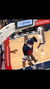 Po švilpuko varžovas bandė mesti, bet JV jį sučiupo ore ir išsinešė🤣⛔️🎥 @nba | Krepsinis.net