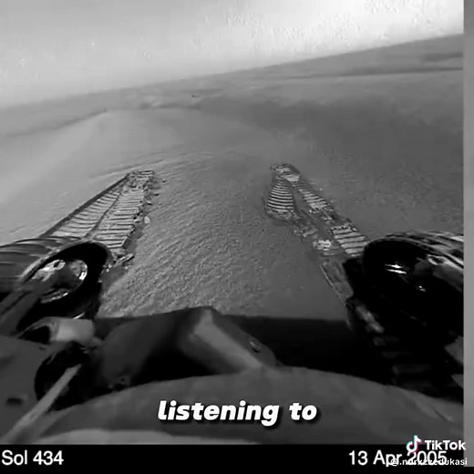 Opportunity (MER-B) adalah robot penjelajah Mars (rover) milik NASA yang mendarat di Meridiani Planum, Mars, pada 25 Januari 2004, tiga minggu setelah kembarannya, Spirit. Robot bertenaga surya ini dirancang untuk mencari bukti aktivitas air di masa lalu Mars, beroperasi selama hampir 15 tahun—60 kali lebih lama dari rencana awal—sebelum berhenti berkomunikasi pada Juni 2018 setelah badai debu. Berikut adalah poin-poin penting mengenai Opportunity: Misi: Menjelajahi permukaan Mars, menganalisis