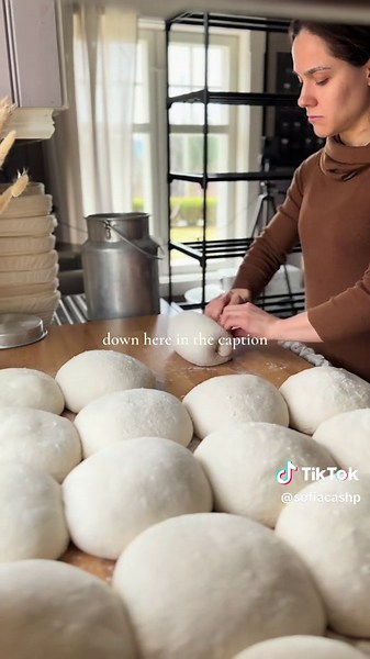 What I did different this time: • Thicker starter and used it a bit before peak • More starter in the dough • Less hydration, yes, you heard that right, less 💦 They turned out so fluffy and delish! 🤎 Heres how I made them: • Starter fed at 1:2:3(starter:water:flour) • 100% sifted organic wheat with 11% protein • 70% water • 30% starter • 2’5% salt I learned not long ago, that 100% bulk is when you dough has doubled in size when bulk fermenting. This specific dough, had an around 115% bulk, sin