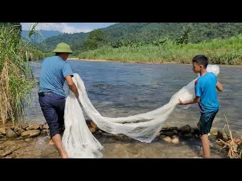 Using rocks to block the stream, Dat and the policeman caught a lot of fish.