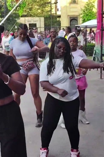 The WOBBLE line dance #Jazz in the #Park Milwaukee Cathedral Square #JessDance #Instructor #fypシ