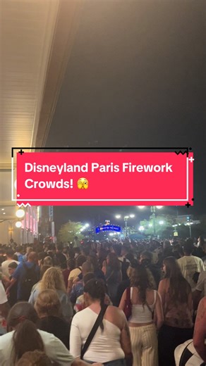 Disneyland Paris expectation versus reality! The crowds find minutes before the fireworks start versus find minutes after couldn’t be more different! Top tip: if you’re not waiting for the fireworks, make sure to head to the village before the crowds descend! #disneylandparis #expectationvsreality #dlp #disneycrowds #disneyparis
