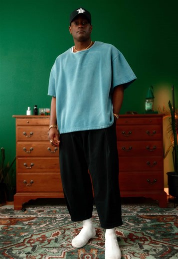 This Yeezy Gap T-shirt is one of my favorite oversized T-shirts right now. If you like that relaxed streetwear look, this boxy men’s T-shirt is exactly the type of fit that makes an outfit feel effortless. The Yeezy Gap fleece yoke tee has that signature boxy oversized T-shirt silhouette. The body is wide, the sleeves are slightly longer, and the length is cropped just enough to give it that modern Yeezy style. It’s the kind of men’s T-shirt that instantly gives your outfit a more elevated stree