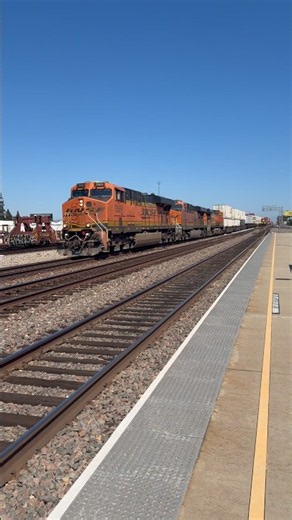 We got a BNSF race! A port stack overtakes a Z train!