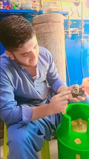 How to fix and remove gas regulator from a gas LPG fiber cylinder