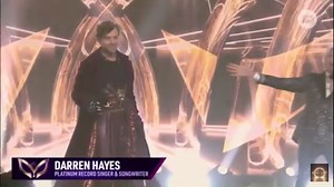 El momento en que #DarrenHayes fue revelado detrás de la máscara de Grim Reaper en la final de Masked Singer Australia hace unas horas, fue ESPECTACULAR!! Muy emotivo!! Darren es una gran leyenda, qué trayectoria! Merecía ganar 🏆 pero los fans ya ganamos con verlo en el escenario! 🙌🏼👑👏🏼👏🏼👏🏼 En comentarios les dejo la traducción de lo que dice 🙂 - Admin 🎥 The Masked Singer Clips YouTube | Darren Hayes The One and Only