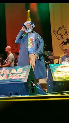 🎤✨ Burning Spear bringing the vibes strong with ‘Jah is My Driver’ live in Eindhoven! 🌟 Feel the rhythm, feel the roots, feel the reggae. 🔥❤️💛💚 #BurningSpear #ReggaeVibes #LiveMusicMagic #JahIsMyDriver | Reggae-agenda