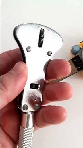 How to open the back case of a Breitling watch?