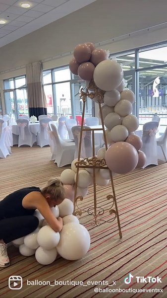 Build an Easel Garland with me ✨🤍 I use 260s to secure to the easel Create mini clusters using 12” & 18” balloons Always tying in with the neck, I then create my spine starting from the base and working upwards Add 5” to create more shape & texture Adding florals to complete the prettiness Save for later ✨🤍 #howtovideo#easelgarland#ballooneasel#balloongarland#balloontraining#balloonclasses#manchester#northwestevents#weddingideas#partyideas#weddinginspiration#welcomesign#luxury#mrandmrs#balloon