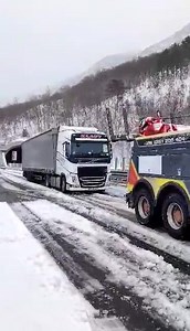 H4 Razdrto-Vrtojba kolega Esmir je tu da pomogne kolegama kome je zapelo potpuno besplatno 👌🔥 Trenutno pušten saobraćaj u promet 🔥 | Teretnjaci.ba